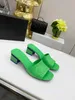 최고 품질의 여성 노새 슬리퍼 특허 송아지 가죽 라이트 스카이 블루 슬라이드 샌들 샌들 힐스 슬리퍼 디자이너 여름 고급 패션 비치 신발