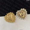 Chic Pearl Heart Stud Simple Letter Orecchini stampati Designer Gold Ear Stud Regalo di compleanno da donna con scatola