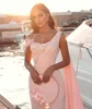 Seksowne suknie wieczorowe kombinezonu z spodniami Pióra Piżowa suknia balowa z Cape 2022 One ramię cekiny Warp Formalne impreza Elegancka szaty de soiree abendkleider