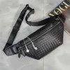 Designer Men Fanny Pack midjeväska för manligt vävt läder svart bälte bum crossbody väskor telefon packning 220610