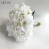 結婚式の花lky frホワイトピンクの花束の花嫁介添えアクセサリー偽のカーラリユリヒドアジサイシルクの花嫁マリーージの装飾