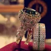 Elegante anello hip-hop color oro per le donne Moda intarsiata con zirconi Fedi nuziali in cristallo rosso Set di gioielli per fidanzamento da sposa 220719
