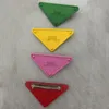 キャンディカラーの三角形の手紙ブローチの女性の手紙ブローチスーツラペルピンスタンプファッションジュエリー