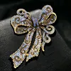 Stift broscher retro high-end legering båge för kvinnor rhinestone crystal lapel scarf spänne corsage badge luxulry smycken tillbehör kirk22