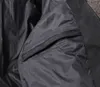 ホットスタイルの英国スタイルの有名なデザイナーラグジュアリーメンズダウンジャケットカナダ冬のコルパス刺繍Tフード付きコート快適なジャケット