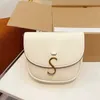 Bolso de mensajero Bolsos cruzados para mujer Bolsos de cuero de vaca Cartera con tapa Hardware dorado Carta de moda Calidad Bolsillo interior con cremallera