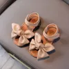 Sandali per bambina Summer Girl Bow Princess Shoes Bambini Bambini Scarpe da spiaggia antiscivolo per bambini con fondo morbido 220608