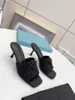 Toppkvalitetsdesigner Kvinnor Sandaler Lyxigt Högklackat Fashion Square Toe Tofflor Läderpumpar Svart Vit Utomhus Klänning Sandal Casual Skor med låda