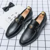 Mocassini Scarpe da uomo in pelle PU tinta unita punta tonda moda casual Europa e America Morsetto in metallo decorativo confortevole traspirante scarpe da lavoro britanniche DP394