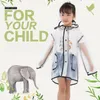 Neue EVA Nette Baby Kinder Transparent Regenmantel Kindergarten Grundschüler Quaste Große Kapuze Wasserdicht Atmungsaktiv Wandern Reisen Regen Poncho LT0047