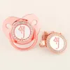 Pacifiers# Rose Gold Crown 26 اسم رسالة أولية للأطفال مع مقطع طعام من الدرجة السيليكونية وهمية