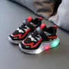 Atletische outdoor peuter schoenen lente 2022 kinderen han editie meisjes boy led lights glans ademende mesh schoen studenten hardlopen schoenenathl