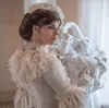 Vintage viktorianska spets sjöjungfru aftonklänningar 2022 Puffiga långärmade fjäder 3D-blommiga gotiska snörskorsett Cosplay Balklänningar plus storlek
