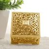 Cadeau cadeau 10pcs / lot motif ajouré boîte en plastique doré carré bonbons argent mariage