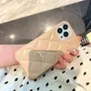 真珠の携帯電話ケースiPhone 13 Promax 11 12 Pro 14Promaxケースレザーグリッドラインフォネケースの女性の高級デザイナー電話ケース