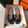 Kända märke kvinnor tofflor klassiska platta skor sommar designer lyx mode utomhus strand skor hotell badrum tecknad flip flops promenader casual sandaler 35-42