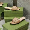 Modieus ontwerp De meest populaire metalen platte damessandalen van de zomer. Leren sandalen, ontwerp casual strandslippers