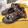 Designer Mulheres chinelas de cetim marrom Motif Tornozelo Sandals Sandals City Slipper casual de banda larga plana de borracha de borracha moldada sola slides m2