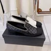 2022 Новые Женщины Клетчатые Цепи Повседневная Обувь Роман Дизайн Классический Черный Белый Пэчворк Складки Низкие каблуки Мода Дизайнер Обувь Старинные Дамы Одиночные Мокасины