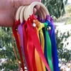 Party Decoration est 10pcs / lot Rainbow Color Ribbon Wooden Anneau avec une cloche de ruissellement pour le kite à main