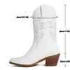 مصمم أحذية رعاة البقر في الكاحل أبيض أحذية النساء رعاة البقر أزياء الأحذية الغربية النساء المطرز