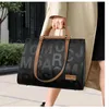 2022 Handbag S Moda feminina de alta capacidade Sense Big Hand Feminino Versátil One ombro Messenger Bag Tote sacolas
