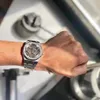 Автоматические механические мужские часы часы скелета дизайнер маховик наблюдает за 42 -миллиметровыми водонепроницаемыми стальными ремешками.