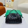 Designer högkvalitativ väska för kvinnor klassiska axelväskor kvinnor mini koppling purse vävd plånbok kvinnlig solida färgförföljningar 230427bj