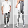Moda streetwear hombres jeans gris flaco masculino rasgado jeans lado grabado homme hip hop pantalones de mezclilla 201123
