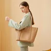 2022 Bolsas de couro femininas novas bolsas causais que trabalham com saco de ombro que deslocam bolsas de alta capacidade de alta qualidade