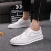 Mode design skor män casual affärskontor formell klänning svart vita skor snidade bogue sneakers lägenheter flatform bullock