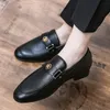 Mocassins masculinos sapatos de cor sólida couro pu casual moda dedo do pé redondo europeu e americano fivela de metal sapatos sociais britânicos hm544