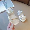 新しいスタイルのファッションデザイナー女の子の女の子サンダルCasaul Beach Shoes 2022夏の新しい女性の子供フラットミドルアンドビッグチルドレン