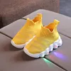 Crianças meninas meninos sapatos amarelos coloridos luminadas meias luminosas sapatos malha respirável não -lipslip Sneakers pretos 220805