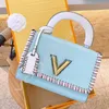 crossbody tasche Designer Crossbody Bags Letter Hasp Contrast Color Handbags Women High Street Elements Stylish Twist And Twisty Chain Bags MultiColors