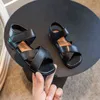 Offene Sandalen Mädchen Kinder Sommer Flachen Boden 2022 Neue Student Retro Koreanische PU Haken Schleife Kinder Mode Lässig Römischen schuhe G220523