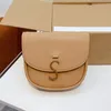 Bolso de mensajero Bolsos cruzados para mujer Bolsos de cuero de vaca Cartera con tapa Hardware dorado Carta de moda Calidad Bolsillo interior con cremallera