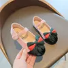 Spanska stilband Bow Sandals 2022 Tjejer Toddler Patent Tole Flat Low Heel Casual Sneakers Prinsessan Födelsedagsfest Bröllop Flower Girl Sko storlekar 21-35 T35XANZ