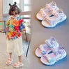 2022 Dzieci Nowe Płaskie Sandały Łuk Rhinestone Girls Księżniczka Summer Skórzane Buty Dzieci Otwórz Toe Pearl Beach Sandals Rozmiar 21-30 G220421