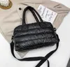 Akşam çantaları pamuk haberci çanta promosyon ürün tasarımı aşağı siyah yastıklı el çantası büyük kapasiteli kadın omuz el çantası