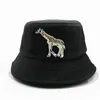 Beretten Giraffe Animal Embroidery emmer hoed Fisherman Outdoor Travel Sun Cap hoeden voor mannen en vrouwen 175Berets