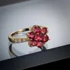 Anneaux De Mariage De Luxe Fleur Conception Rose Rouge Cristal Bijoux Pour Femmes Creative Or Couleur Anneau Anniversaire En Gros Wynn22