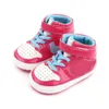 Babyschoenen 2023 peuter schoenen klassieke pasgeboren wandelaar baby zachte zolen antislip baby voor jongens sport sneakers wieg bebe