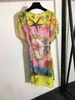 22SS Kadın Tasarımcı Giysileri Marka Elbise Gömlek Omuzdan Şifon Elbiseleri Kemer Bel Clejess Elbise Albüm Denizyıldız HD Baskı Gündelik Kadın Giyim A1