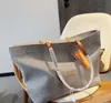 Lyxiga shoppingväskor kvinnor totes handväska designer canvas väska mode bokstav tryck klassisk axelväska med liten hänge stor kapacitet bra