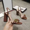 Klassiska kvinnors högklackade Guccis Sandaler Leather Party Fashion Metal Double Buckle Summer Designer Sexig Peeptoe Womens Chunky Heel Dress Shoes High Heels 10cm GG 1F