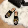 Toppkvalitet Klassisk kvinnors halv tofflor Animal Blommor broderi platt botten sandaler sommar utomhus läder sandal lyx retro mode strandskor tofflor