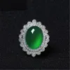 Squisito e alla moda placcato in platino anello di giada verde fantasia palazzo di lusso anello di diaspro di cristallo di calcedonio fiore aperto pieno di diamanti