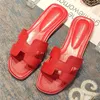 Designer H Herme Herme Mulheres Slippersh desgaste couro no verão, versátil, net vermelho chinelos de uma linha, sandálias de praia de viagens, fundo branco HH789