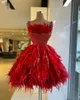 Robes de fête magnifiques plumes rouges cour courte avec bretelles mini-longueur robes de bal femme concours de concours cristaux cristaux